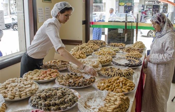 عيد الفطر.. إقبال كبير على محلات بيع الحلويات