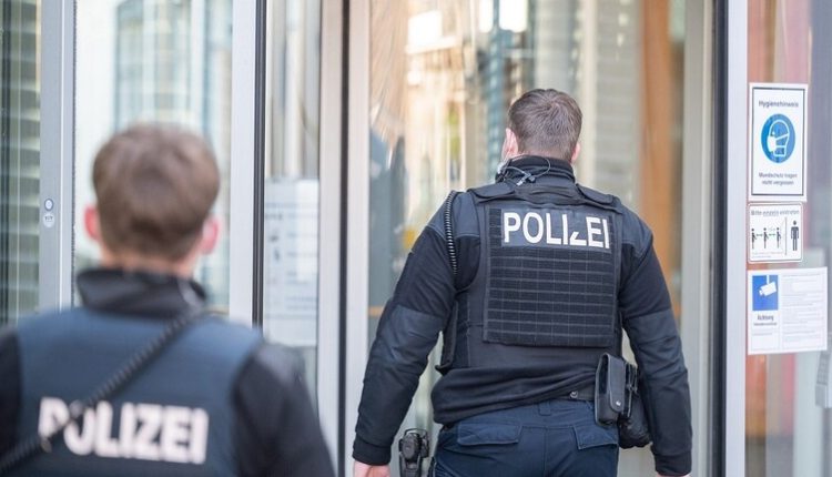 ألمانيا.. مراهق يقتل والده بالرصاص