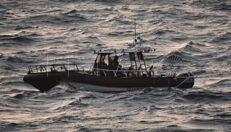 بحرية سبتة تُنقذ صيادين مغاربة تعرض قاربهم للغرق على اثر اصطدام بالصخور