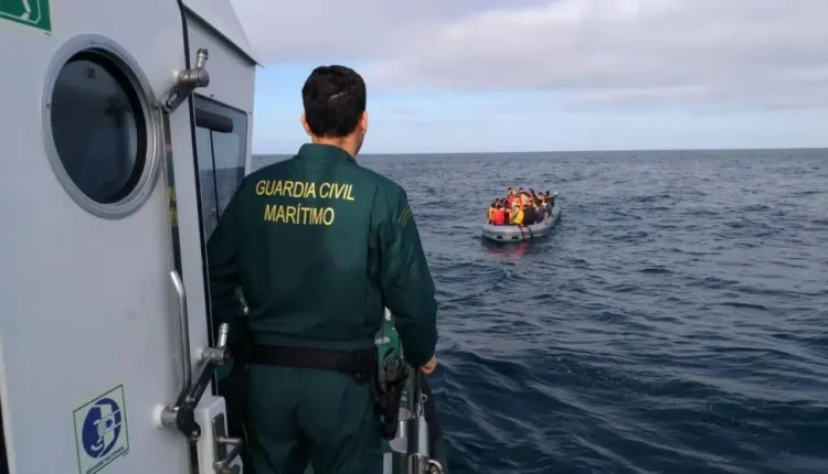 البحرية الإسبانية تعترض قاربا انطلق من ساحل الحسيمة على متنه مهاجرين