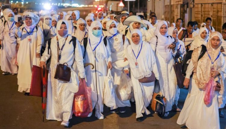 ضيوف الرحمن يبيتون في مزدلفة الليلة قبل أن يتوجهوا غدا لمنى لرمي الجمرات (رويترز)