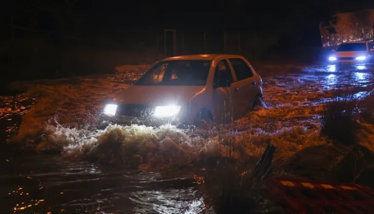 المياه غمرت عديد المناطق في إسطنبول (الأناضول)