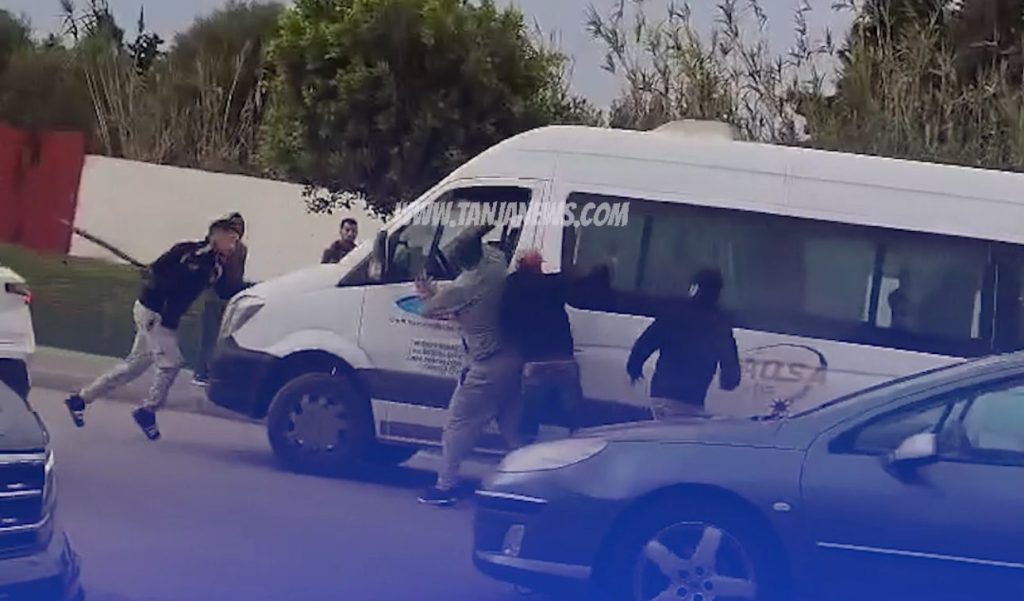 أمن طنجة يحقق في واقعة تكسير زجاج سيارة نقل العمال