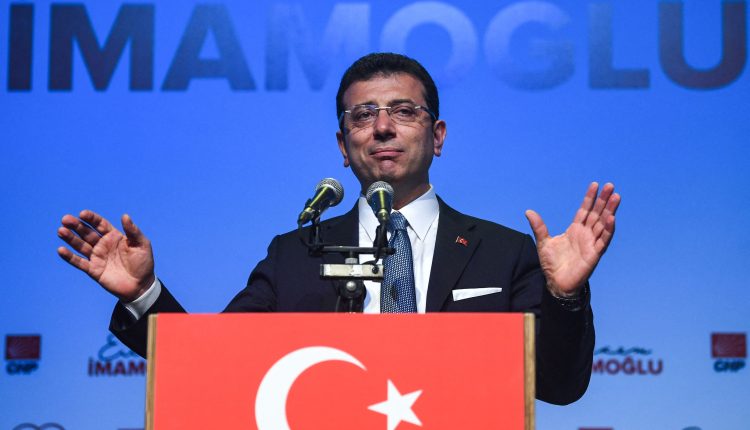 إمام أوغلو اعتقل من منزله ويواجه تهمتين تتعلقان بـ"الفساد" و"مساعدة منظمة إرهابية" (الفرنسية)