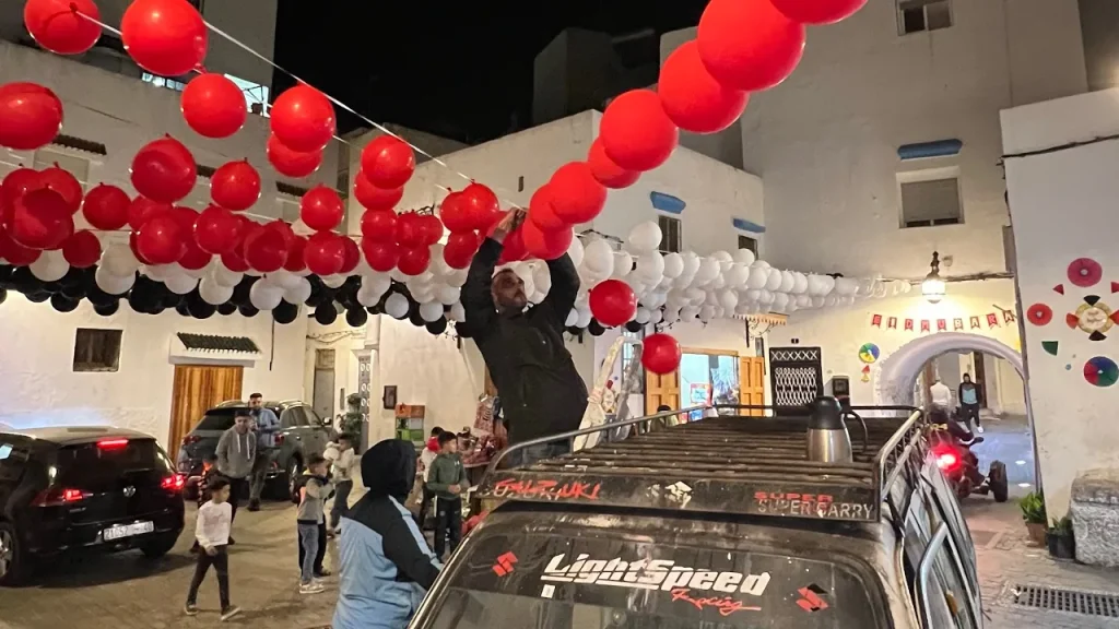 حي دار البارود بطنجة يتزين لاستقبال عيد الفطر المبارك في أجواء مبهجة