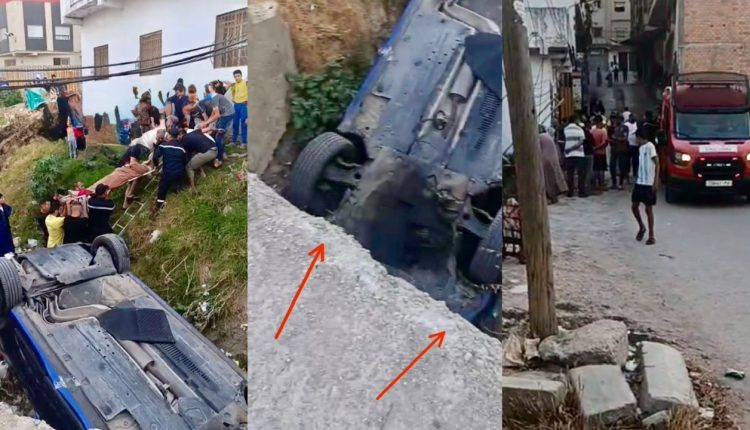 الصورة: السيارة منقلبة في قاع الواد بحي بئر الغازي، حيث لا سياج ولا إشارات تنبيهية تحمي السائقين