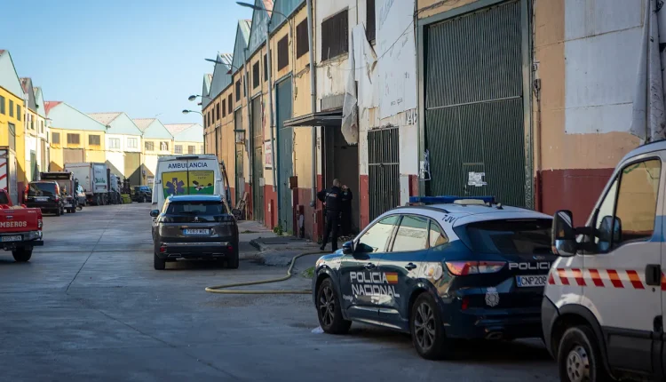 عناصر من الشرطة الإسبانية أثناء تواجدهم بجوار المستودع الذي خضع للتفتيش بمنطقة طاراخال في سبتة المحتلة، في إطار التحقيقات المرتبطة باكتشاف ممر تحت أرضي يُشتبه في استغلاله لتهريب المخدرات. (تصوير: أنطونيو سيمبير)