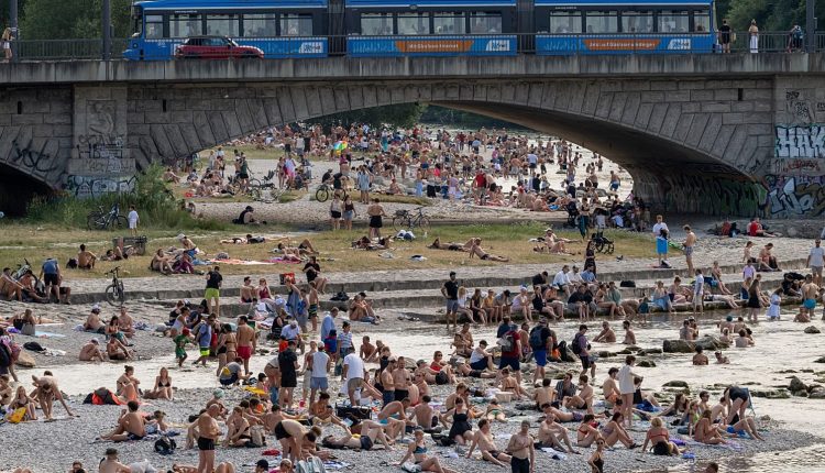 عند جسر رايخنباخ على نهر إيزار في مدينة ميونيخ في 28 يونيو 2026 - حقوق النشر AP Photo