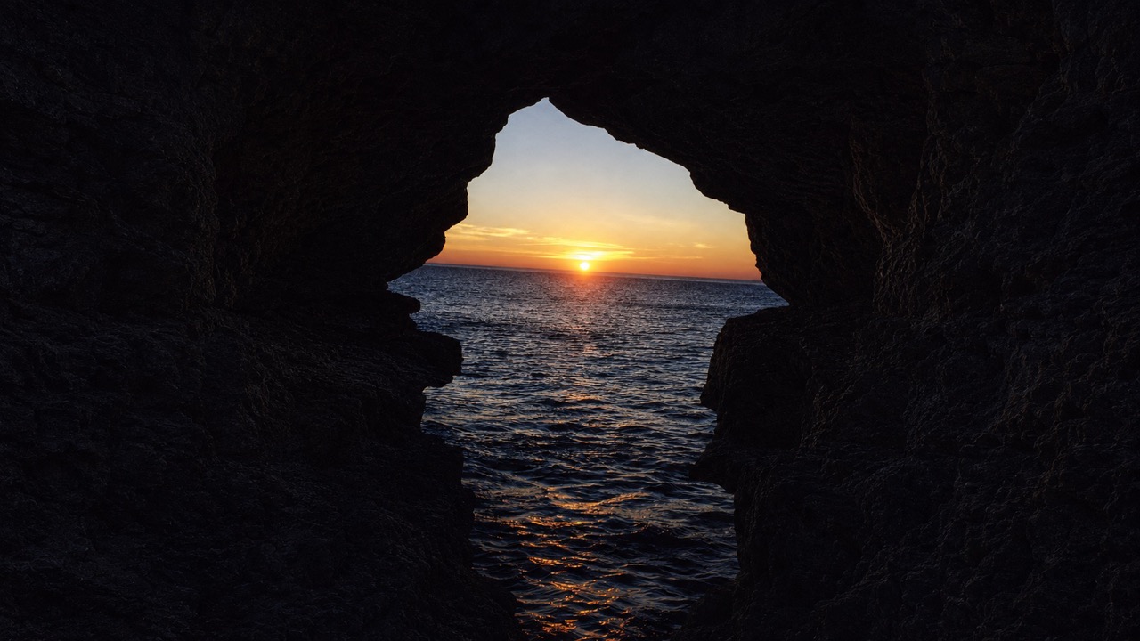محاولة التقاط صورة تنتهي باختفاء شاب جرفته الأمواج داخل مغارة هرقل بطنجة محاولة التقاط صورة تنتهي باختفاء شاب جرفته الأمواج داخل مغارة هرقل بطنجة